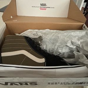 BRAND NEW Men’s Skate Sk8-Hi Vans in Olive Green